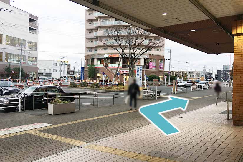 １ 戸田駅西口を右折します。