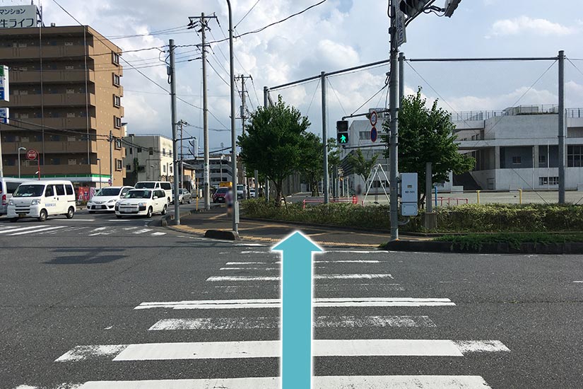 ５ 横断歩道を芦原小学校側に渡ります。