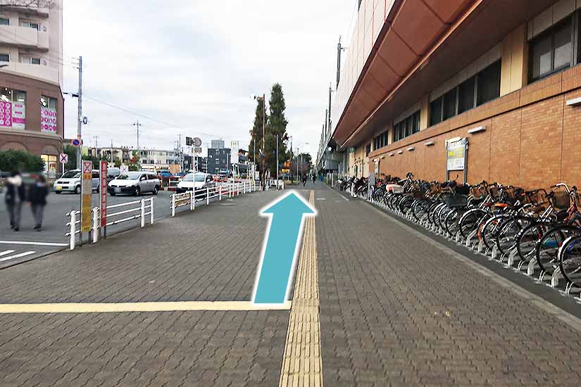 2 サミット戸田店横、駅沿いの道を直進します。