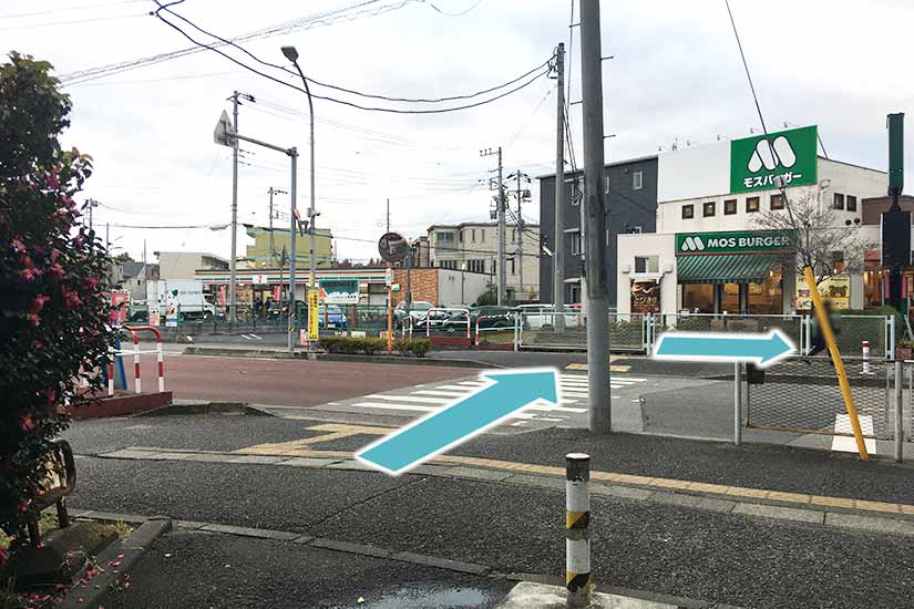 4 横断歩道を渡り、再び線路沿いの道を進みます。