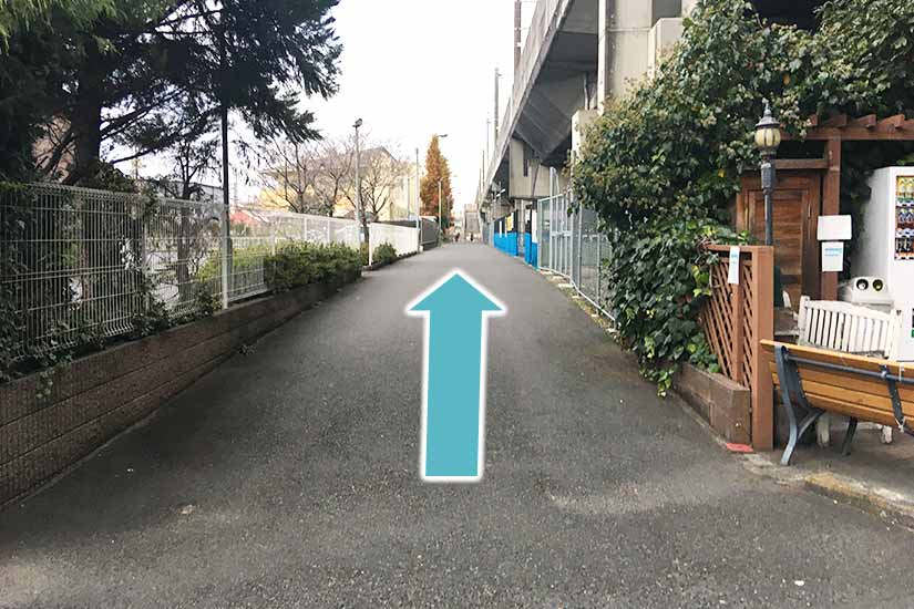 5 線路沿いの道を直進します。